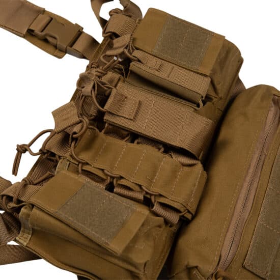 DELTA_SIX_Tactical_Chest_Vest_mit_Haengetasche_tan_close.jpg